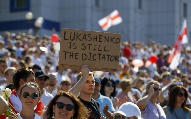 Un rassemblement de sympathisants de l'opposition biélorusse dans le centre de la capitale, Minsk, le 16 août 2020. (Crédit : AP Photo/Sergei Grits) Un rassemblement de sympathisants de l'opposition biélorusse dans le centre de la capitale, Minsk, le 16 août 2020. (Crédit : AP Photo/Sergei Grits)