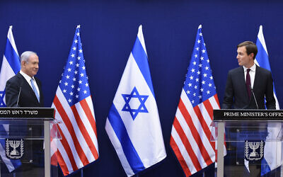 Le Premier ministre Benjamin Netanyahu, (à gauche), et le conseiller de la Maison Blanche Jared Kushner font des déclarations communes à la presse sur les accords de paix israélo-américains, à Jérusalem, le dimanche 30 août 2020. (Debbie Hill/Pool Photo via AP)