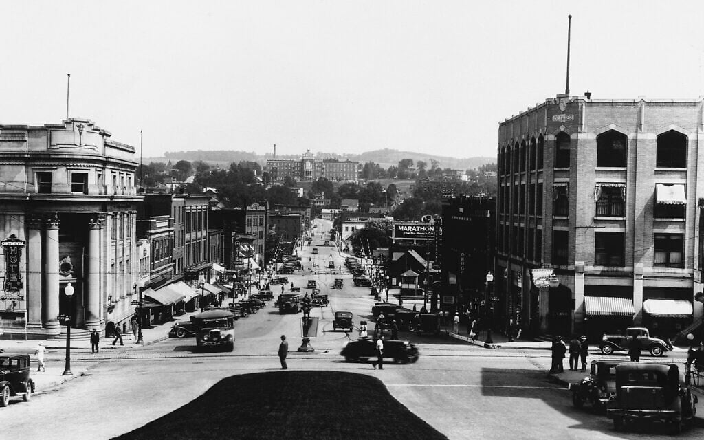 La ville de Sherbrooke, au Québec, dans l'est du Canada, s'apprête à accueillir le roi George 6 et la Reine Elizabeth, mai 1939. (Crédit : AP Photo)