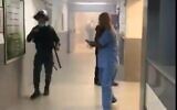 La police recherche des individus dans l'hôpital al-Makassed de Jérusalem-Est après l'envoi de gaz lacrymogène dans le bâtiment, le 21 août 2020 (Capture écran/Twitter)