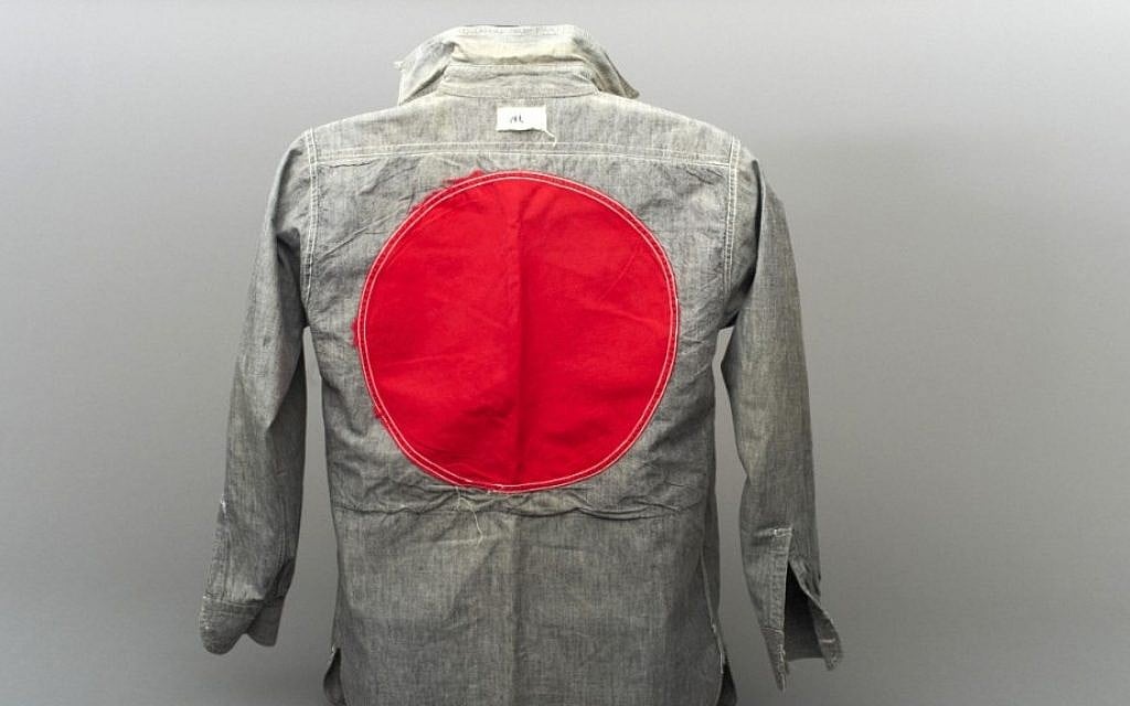 Une tenue de prisonnier du Camp I à l'Ile-aux-Noix, au Québec, vers 1940-1941. Elle appartenait au détenu Alfred Bader, arrivé au Canada à bord du S.S. Sobieski et emprisonné pendant 15 mois. (Crédit : Jessica Bushey/Courtesy Alfred Bader)