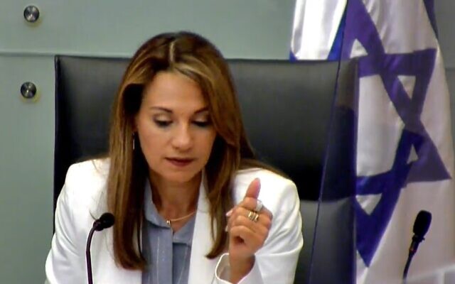 La députée Yifat Shasha-Biton lors d'une réunion de la commission Coronavirus de la Knesset le 19 juillet 2020. (Capture d'écran : Knesset livestream)