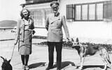 Adolf Hitler et Eva Braun posant sur la terrasse du Berghof, à Berchtesgaden, en Allemagne, en juin 1942. (Crédit : Bundesarchiv bild)