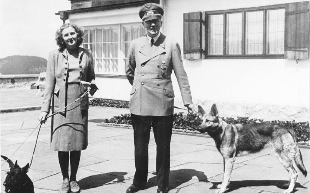Adolf Hitler et Eva Braun posant sur la terrasse du Berghof, à Berchtesgaden, en Allemagne, en juin 1942. (Crédit : Bundesarchiv bild)