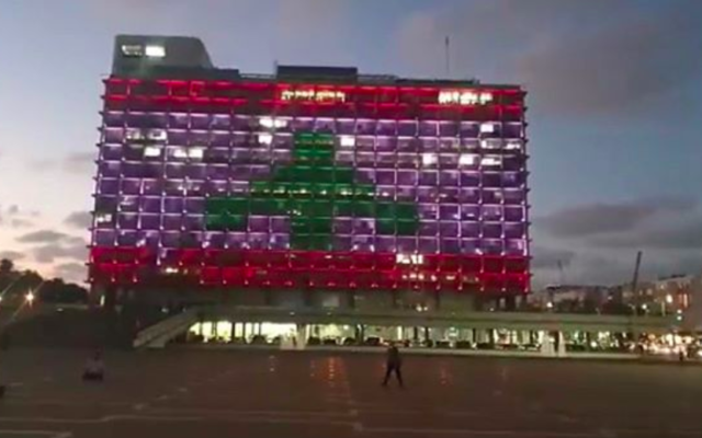 L'hôtel de ville de Tel Aviv s'est illuminé ce mercredi soir avec le drapeau libanais en solidarité avec le pays du Cèdre avec lequel Israël est techniquement en état de guerre.