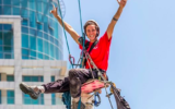 Noa Toledo, laveuse de vitres sur les gratte-ciel de Tel Aviv. (Crédit : Instagram / Noa Toledo)