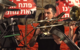 Un musicien de l’orchestre philharmonique d’Israël lors d’une manifestation contre le Premier ministre, rue Balfour à Jérusalem. (Crédit : capture d’écran Israel Philharmonic / Facebook)
