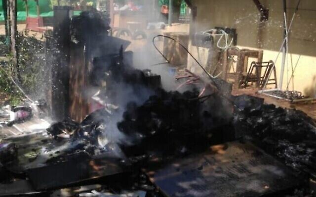 Les dégâts causés par un ballon incendiaire ayant atterri devant une crèche à Sderot, le 17 août 2020. (Crédit : Israel Fire Department)