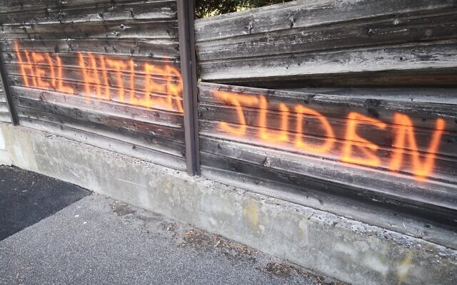 Le tag antisémite découvert ce mardi matin sur la palissade d’une maison située rue Belissen, dans le cinquième arrondissement de Lyon. (Crédit : Antoine Allegre/Twitter) Le tag antisémite découvert ce mardi matin sur la palissade d’une maison située rue Belissen, dans le cinquième arrondissement de Lyon. (Crédit : Antoine Allegre/Twitter)