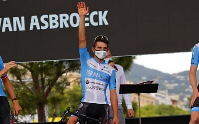 Guy Niv, coureur israélien d’Israel Start-Up Nation, assiste à la présentation des équipes deux jours avant le départ de la 1ère étape de la 107e édition de la course cycliste du Tour de France, à Nice, le 27 août 2020. (Crédit : Bettiniphoto / Twitter)