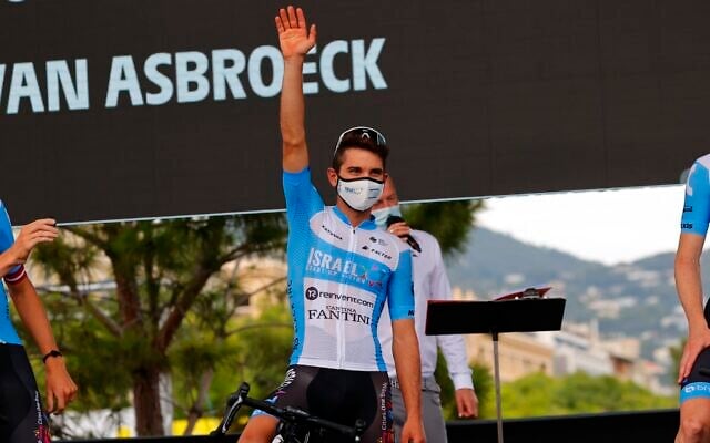 Guy Niv, coureur israélien d’Israel Start-Up Nation, assiste à la présentation des équipes deux jours avant le départ de la 1ère étape de la 107e édition de la course cycliste du Tour de France, à Nice, le 27 août 2020. (Crédit : Bettiniphoto / Twitter) Guy Niv, coureur israélien d’Israel Start-Up Nation, assiste à la présentation des équipes deux jours avant le départ de la 1ère étape de la 107e édition de la course cycliste du Tour de France, à Nice, le 27 août 2020. (Crédit : Bettiniphoto / Twitter)