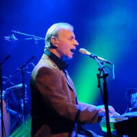 Le musicien israélien Matti Caspi se produit dans le Gush Etzion, le 10 décembre 2015. (Autorisation : Gershon Elinson / Flash 90)