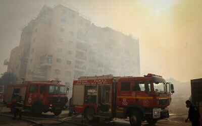 Photo d'illustration : Les pompiers sur la scène d'un incendie, le 16 mai 2016 (Crédit : Shlomi Cohen/ Flash90)