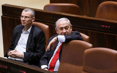 Le Premier ministre Benjamin Netanyahu, (à droite), avec le ministre du Tourisme de l'époque, Yariv Levin, lors d'un vote à la Knesset, le 13 février 2018. (Crédit : YonatanSindel/Flash90/File)