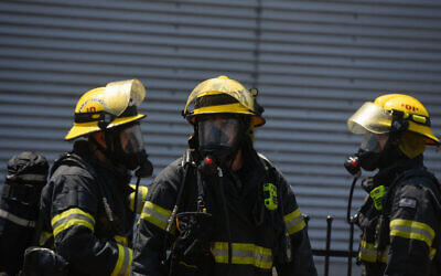 Des pompiers israéliens sur la scène d'une fuite d'ammoniac, près d'un centre commercial à Acre, le 27 juin 2019. (Meir Vaknin/Flash90)
