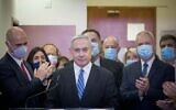 Le Premier ministre Benjamin Netanyahu est entouré de députés du Likud alors qu'il fait une déclaration à la presse avant le début de son procès au tribunal de district de Jérusalem, le 24 mai 2020. (Yonatan Sindel/Flash90)