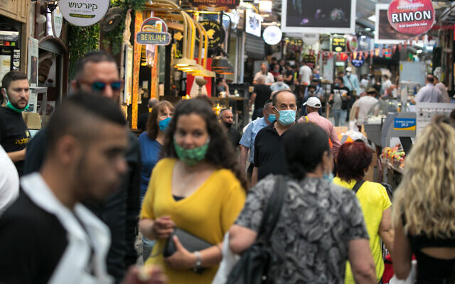 Des Israéliens font leurs achats au marché Mahane Yehuda à Jérusalem, le 3 juin 2020. (Olivier Fitoussi/Flash90)