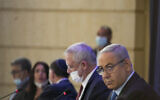 Le Premier ministre Benjamin Netanyahu (à droite) et le ministre de la Défense Benny Gantz lors de la réunion hebdomadaire du cabinet au ministère des Affaires étrangères à Jérusalem, le 28 juin 2020. (Olivier Fitoussi/Flash90)