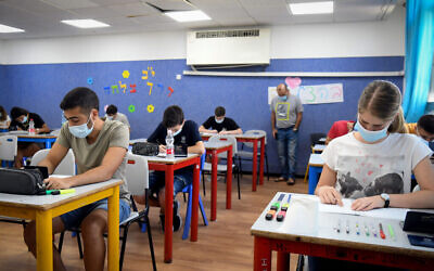 Illustration : les élèves du lycée Yehud Comprehensive High School passent leur baccalauréat (Bagrut) de mathématiques en anglais, à Yehud, le 8 juillet 2020. (Yossi Zeliger / Flash90)