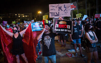 Des travailleurs indépendants israéliens protestent sur la place Rabin à Tel Aviv, demandant le soutien financier du gouvernement, le 11 juillet 2020. (Miriam Alster/Flash90)