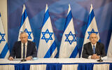Le Premier ministre Benjamin Netanyahu, à droite, et le ministre de la Défense Benny Gantz tiennent une conférence de presse à Tel Aviv le 27 juillet 2020. (Crédit: Tal Shahar/Pool/Flash90)