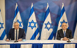 Le Premier ministre Benjamin Netanyahu, et le ministre de la Défense et Premier ministre d'alternance Benny Gantz en conférence de presse à Tel Aviv le 27 juillet 2020. (Crédit : Tal Shahar/POOL/Flash90)