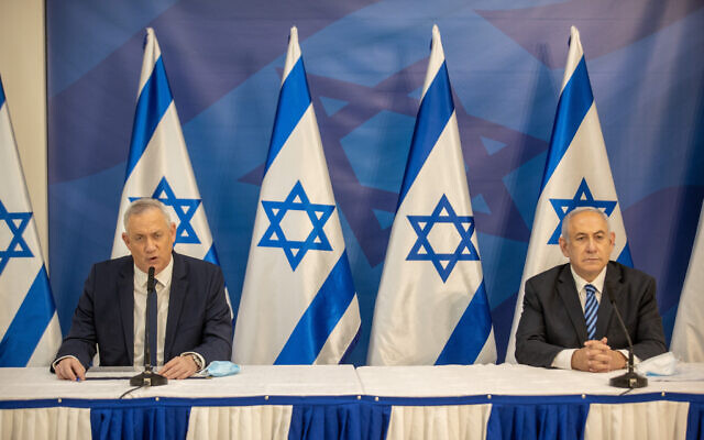 Le Premier ministre Benjamin Netanyahu, à droite, et le ministre de la Défense Benny Gantz tiennent une conférence de presse à Tel Aviv le 27 juillet 2020. (Crédit: Tal Shahar/Pool/Flash90) Le Premier ministre Benjamin Netanyahu, à droite, et le ministre de la Défense Benny Gantz tiennent une conférence de presse à Tel Aviv le 27 juillet 2020. (Crédit: Tal Shahar/Pool/Flash90)