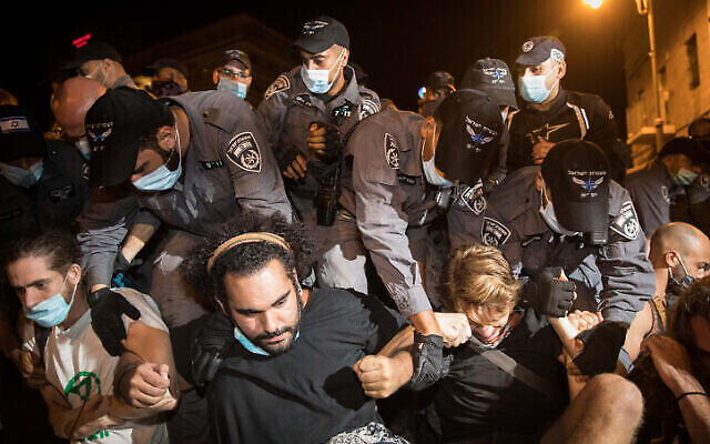 Des policiers dispersent par la force des manifestants pendant un rassemblement anti-Netanyahu qui a réuni plusieurs milliers de personnes aux abords de la résidence du Premier ministre à Jérusalem, le 2 août 2020 (Crédit : MENAHEM KAHANA / AFP)