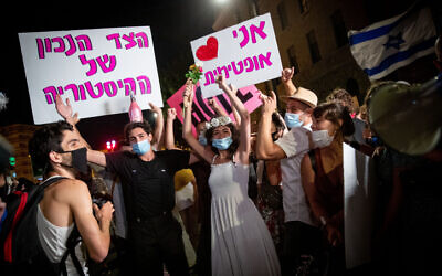 Des gens manifestent contre le Premier ministre Benjamin Netanyahu devant sa résidence officielle à Jérusalem le 6 août 2020. (Autorisation : Yonatan Sindel / Flash90)