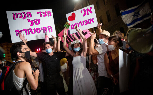 Des gens manifestent contre le Premier ministre Benjamin Netanyahu devant sa résidence officielle à Jérusalem le 6 août 2020. (Autorisation : Yonatan Sindel / Flash90) Des gens manifestent contre le Premier ministre Benjamin Netanyahu devant sa résidence officielle à Jérusalem le 6 août 2020. (Autorisation : Yonatan Sindel / Flash90)