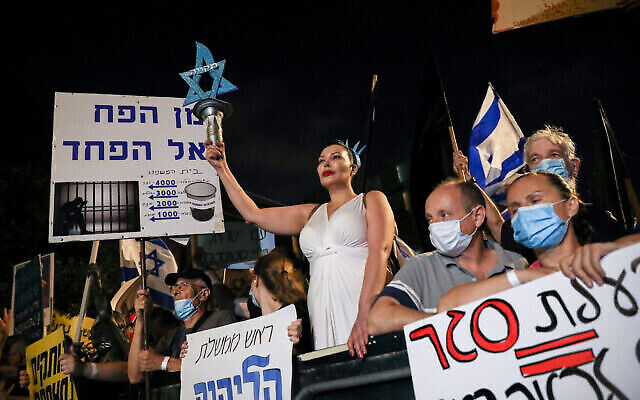 Les Israéliens manifestent contre le Premier ministre Benjamin Netanyahu aux abords de la résidence officielle du Premier ministre Benjamin Netanyahu à Jérusalem, le 08 août 2020 (Crédit :   Olivier Fitoussi/Flash90)