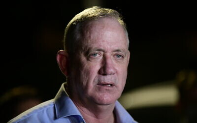 Le ministre de la Défense Benny Gantz s'adresse aux médias devant son domicile à Rosh Haayin, le 9 août 2020. (Tomer Neuberg/ Flash90)