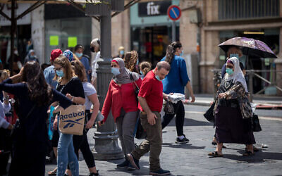 Des gens portant des masques faciaux marchent dans la rue Jaffa, Jérusalem, le 10 août 2020 (Autorisation : Yonatan Sindel / Flash90)