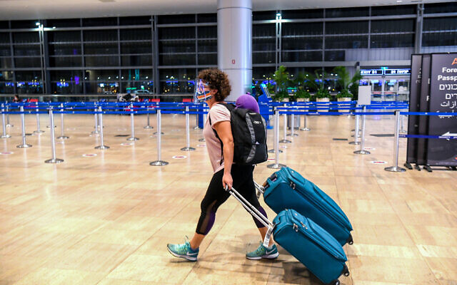 Des passagers à l'aéroport Ben Gurion près de Tel Aviv, le 13 août 2020. (Flash90)
