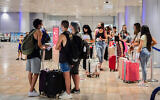 La salle de départ de l'aéroport international Ben Gurion, le 16 août 2020. (Avshalom Sassoni/Flash90)