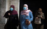 Des femmes avec des masques à la porte de Damas, dans la vieille ville de Jérusalem, le 17 août 2020. (Crédit : Yonatan Sindel / Flash90)