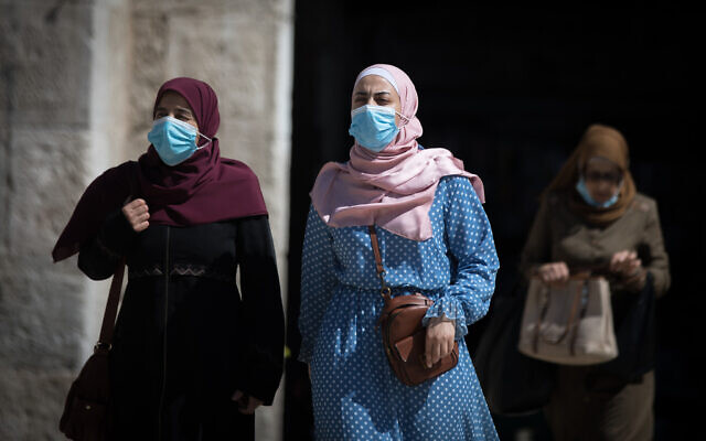 Des femmes avec des masques à la porte de Damas, dans la vieille ville de Jérusalem, le 17 août 2020. (Crédit : Yonatan Sindel / Flash90)