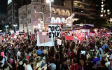 Des Israéliens participent à une manifestation de soutien à la victime présumée de 16 ans d'un viol collectif à Eilat, à Tel Aviv le 20 août 2020. (Tomer Neuberg / Flash90)
