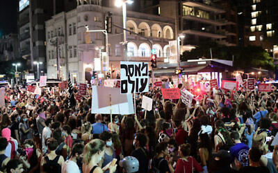 Des Israéliens participent à une manifestation de soutien à la victime présumée de 16 ans d'un viol collectif à Eilat, à Tel Aviv le 20 août 2020. (Tomer Neuberg / Flash90)