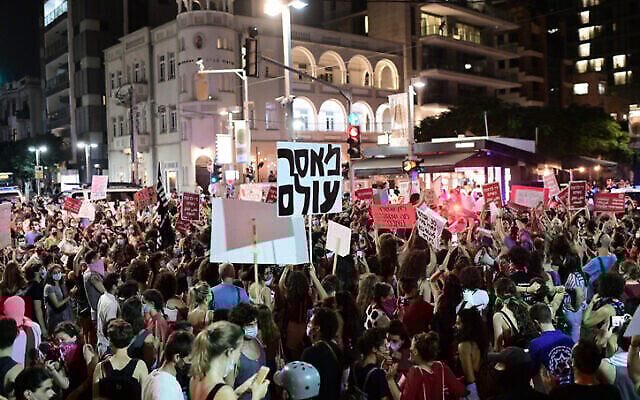 Des Israéliens participent à une manifestation de soutien à la victime présumée de 16 ans d'un viol collectif à Eilat, à Tel Aviv le 20 août 2020. (Tomer Neuberg / Flash90)