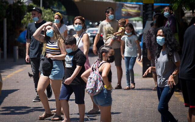Des Israéliens portent des masques de protection à Tel Aviv, le 25 août 2020. (Miriam Alster/Flash90) Des Israéliens portent des masques de protection à Tel Aviv, le 25 août 2020. (Miriam Alster/Flash90)