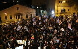 Des Israéliens manifestent contre le Premier ministre Benjamin Netanyahu à Jérusalem, le 29 août 2020. (Crédit : Olivier Fitoussi/Flash90)
