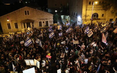 Des Israéliens manifestent contre le Premier ministre Benjamin Netanyahu à Jérusalem, le 29 août 2020. (Crédit : Olivier Fitoussi/Flash90)