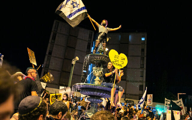 Les Israéliens manifestent contre le Premier ministre Benjamin Netanyahu  à Jérusalem, le 1er août 2020 
 (Crédit : Olivier Fitoussi/Flash90)