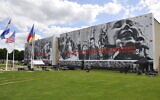 La façade du mémorial de Caen, le 5 juin 2014 avec la fresque de Jeff Aéro. (Crédit : Benoit-caen / CC BY-SA 3.0)