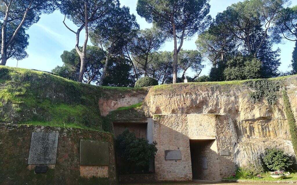 335 personnes avaient été assassinés par les nazis dans la carrière abandonnée des  Fosses Ardeatines, dans un massacre commis en 1944 (Crédit : Ministère de la Défense italien)