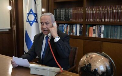 Le Premier ministre Benjamin Netanyahu à son bureau de Jérusalem lors d'un appel téléphonique avec le dirigeant des Émirats arabes unis, Mohammed Ben Zayed, le 13 août 2020. (Kobi Gideon/PMO)