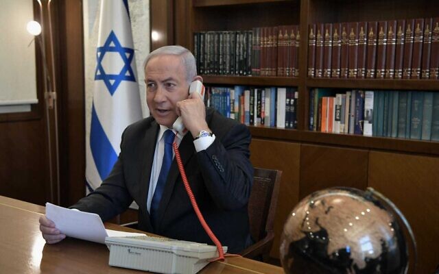 Le Premier ministre Benjamin Netanyahu à son bureau de Jérusalem lors d'un appel téléphonique avec le dirigeant des Émirats arabes unis, Mohammed Ben Zayed, le 13 août 2020. (Kobi Gideon/PMO)