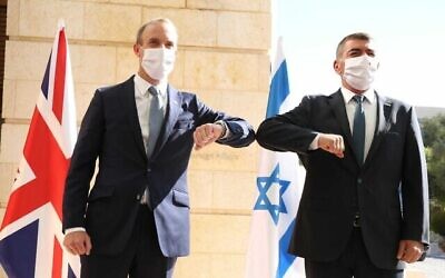 Le chef de la diplomatie britannique Dominic Raab rencontre son homologue israélien Gabi Ashkenazi à Jérusalem, le 25 août 2020. (Autorisation : Miri Shimonovich)