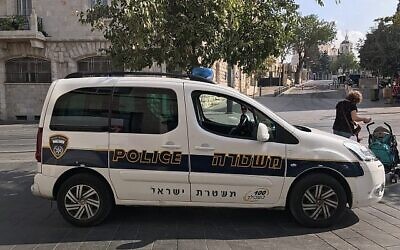 Illustration : une voiture de police patrouille à Jérusalem, le 20 septembre 2017. (Times of Israel / Stuart Winer)